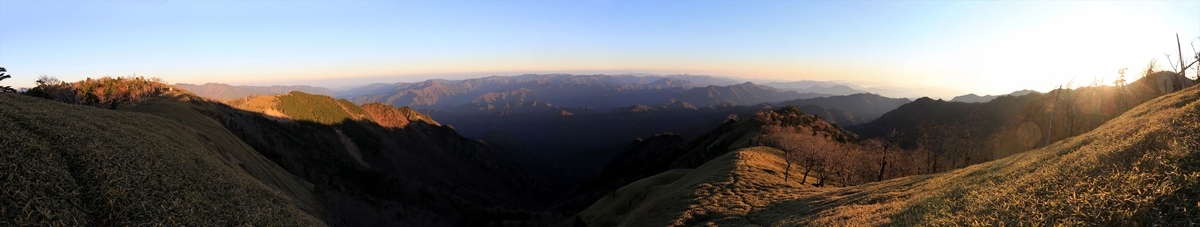 三津河落山 山頂 直下 展望 大和岳 笹原 台高山脈 大台ヶ原
