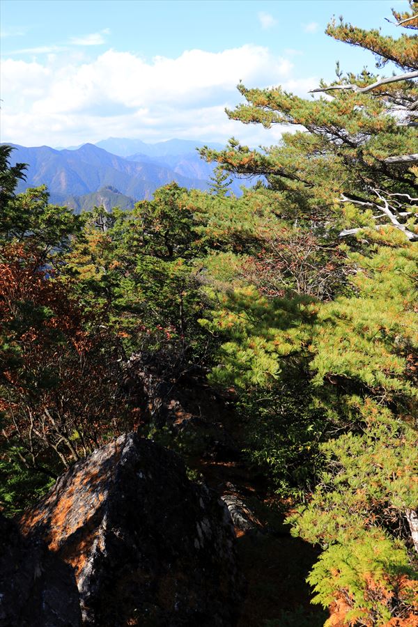 御座嵓 山頂 岩場 展望 台高山脈