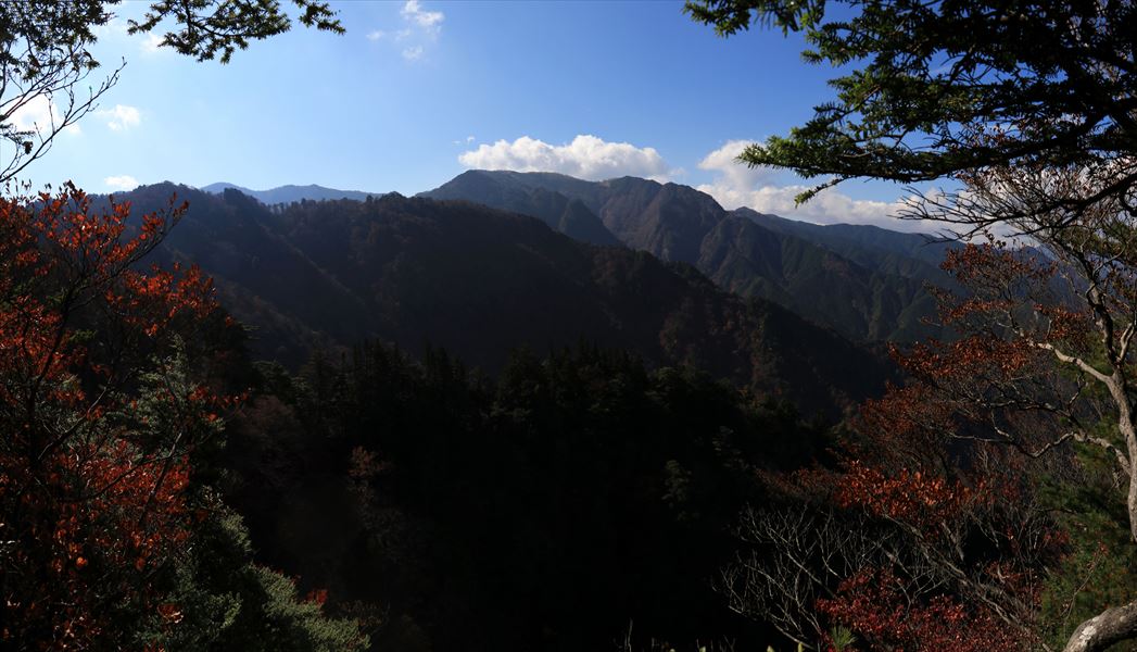 御座嵓 山頂 岩場 展望 三津河落山 台高山脈