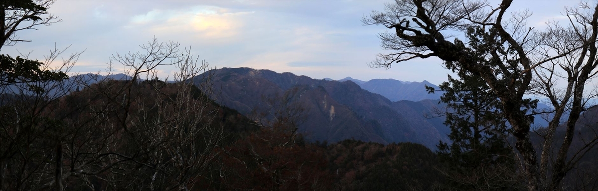 父ヶ谷ノ高 山頂 直下 下り坂 展望 望遠 台高山脈