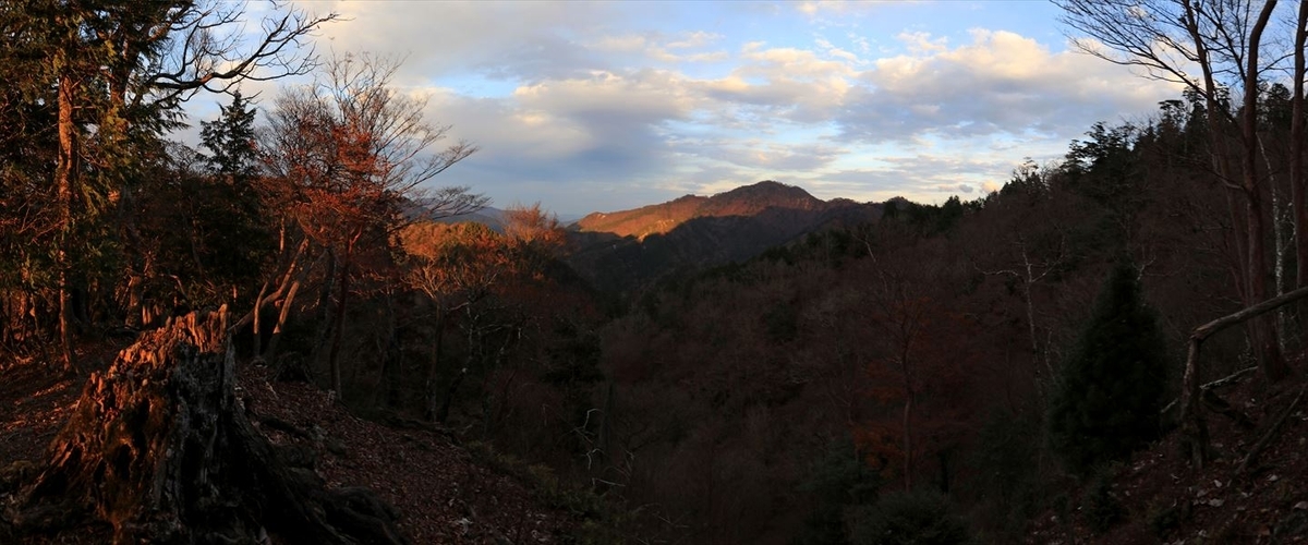 父ヶ谷ノ高 山頂 直下 下り坂 夕日 台高山脈