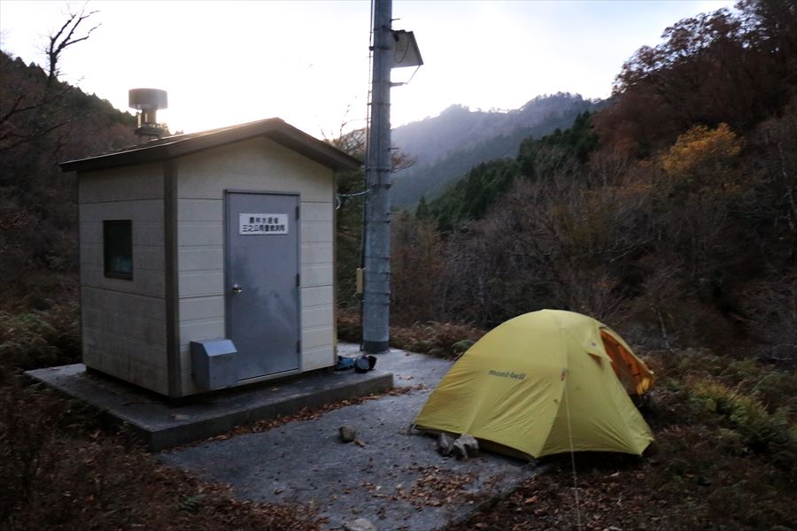 三之公雨量観測所 テント ブナ平 台高山脈