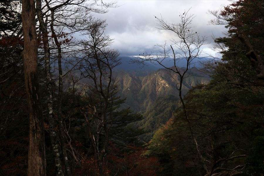 三之公雨量観測所 湯谷ノ頭 展望 曇天 台高山脈
