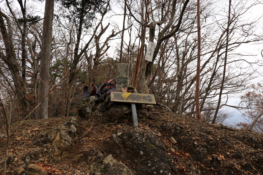 馬ノ鞍峰 山頂 看板 台高山脈