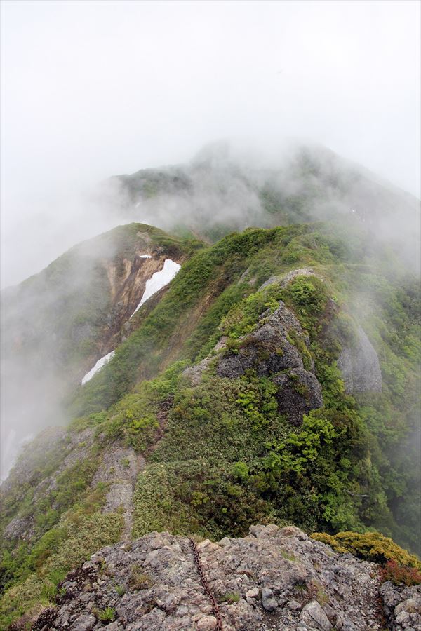 八海山 八ツ峰 鎖場 越後三山 新潟県