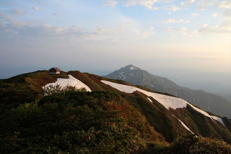 中ノ岳 避難小屋 残雪 越後三山