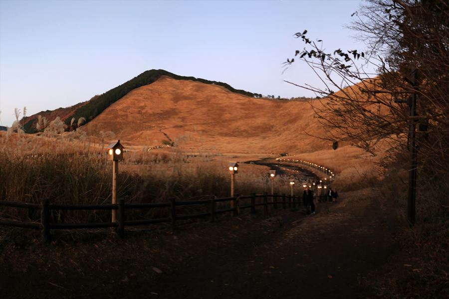 曽爾高原 お亀池 ライトアップ 夕方 奈良県