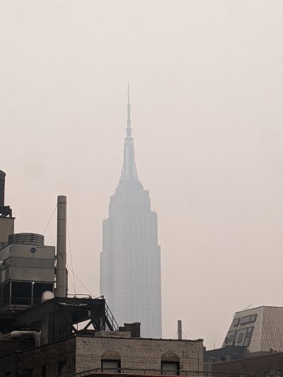 ニューヨーク大気汚染で空がこの世の終わりみたいな色になってる