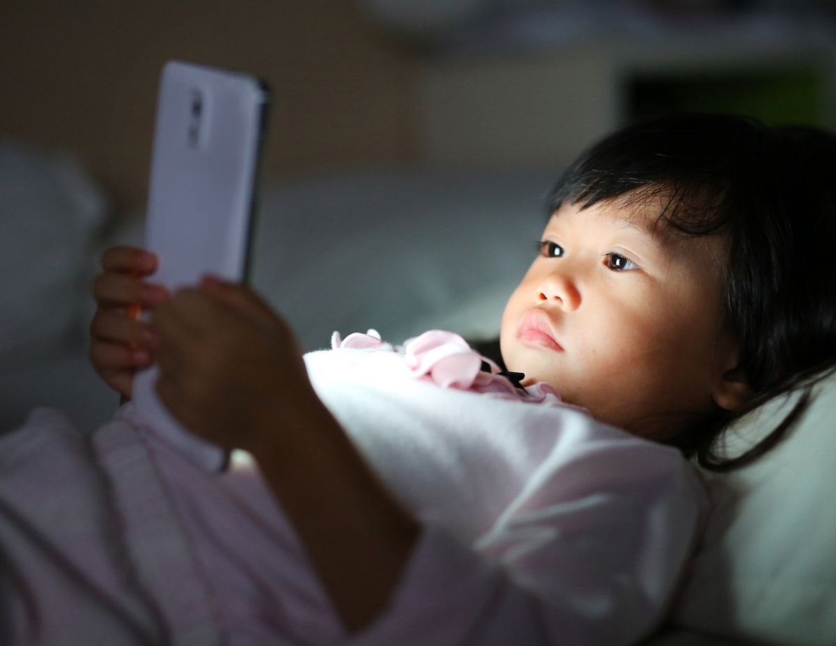 静かになるから とスマホで動画を見せられ続ける子どもの末路 青春オンライン 静かになるから とスマホで動画を見せられ続ける子どもの末路 青春オンライン