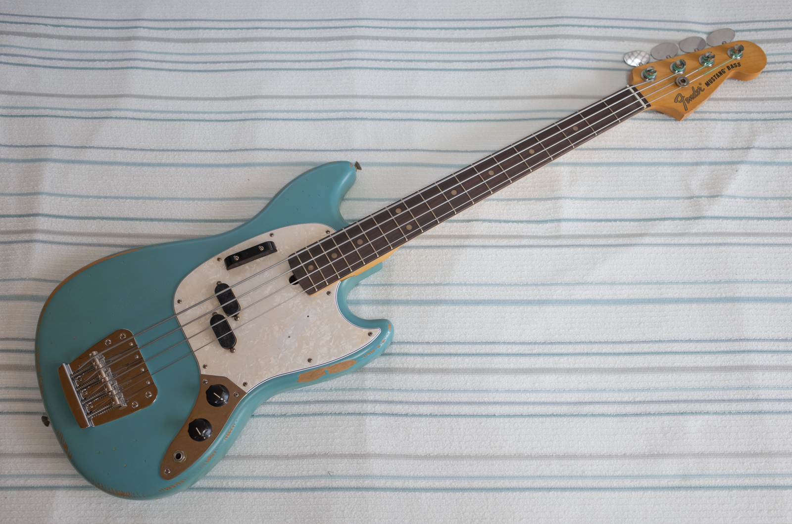 Fender JMJ Road Worn® Mustang® Bass (Color: Faded Daphne Blue