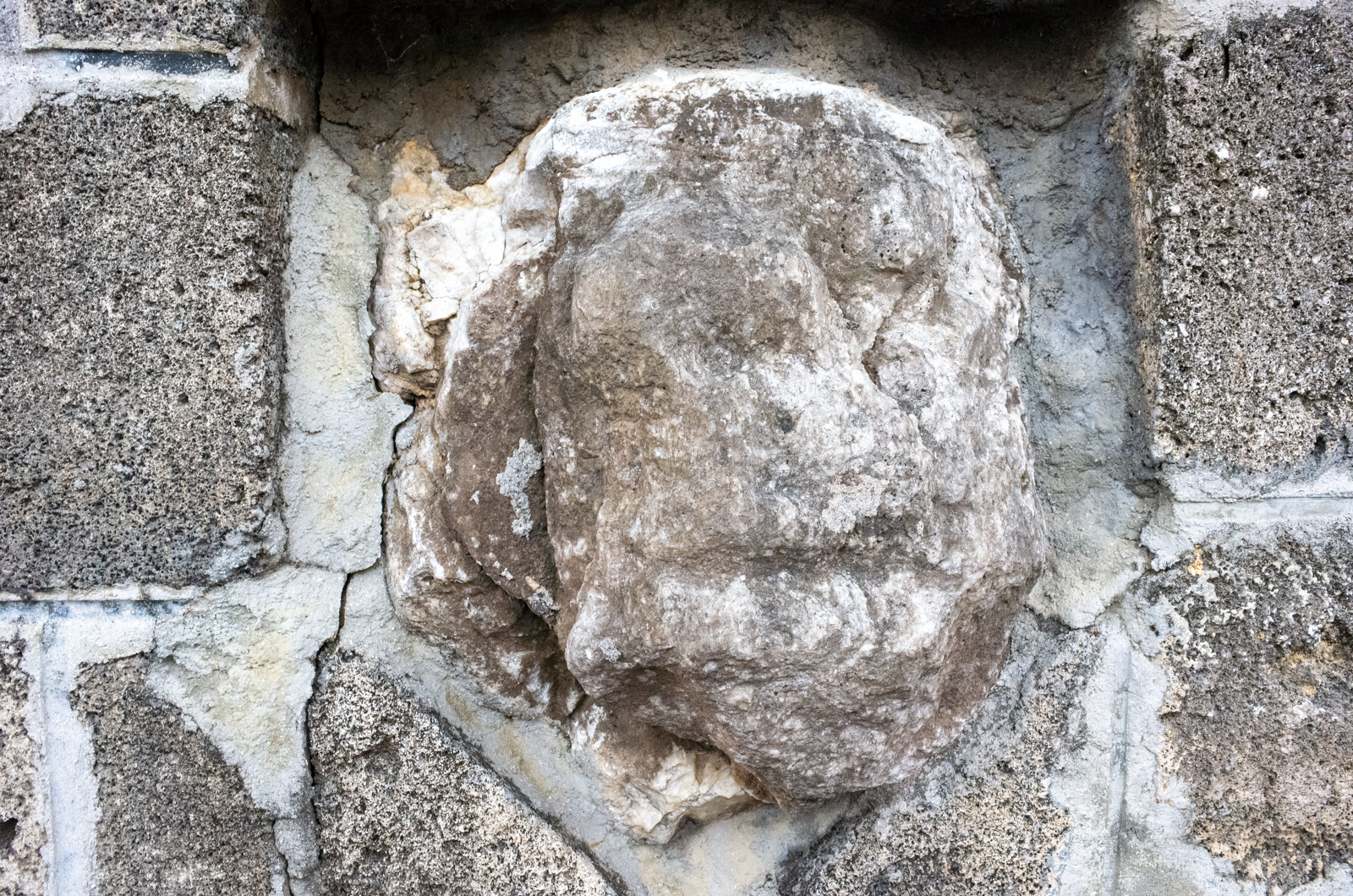 八重瀬町（具志頭）：石獅子（？） - 沖縄島の写真