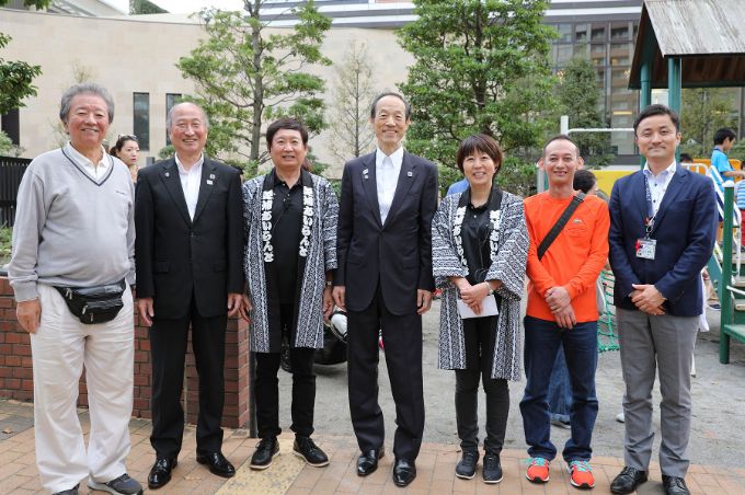 芝浦アイランド島祭りには港区長(中央)や芝浦3・4丁目町会長、芝浦商店会長なども来訪 芝浦アイランド島祭りには港区長(中央)や芝浦3・4丁目町会長、芝浦商店会長なども来訪