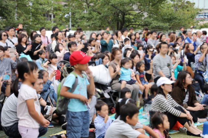 芝浦アイランド島祭りには多くの人が参加している 芝浦アイランド島祭りには多くの人が参加している