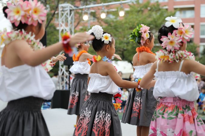 芝浦アイランド島祭りの特設ステージでは子どもたちがフラダンスを披露 芝浦アイランド島祭りの特設ステージでは子どもたちがフラダンスを披露
