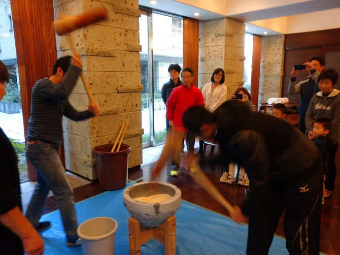 アトラス江戸川アパートメントの餅つき大会の写真