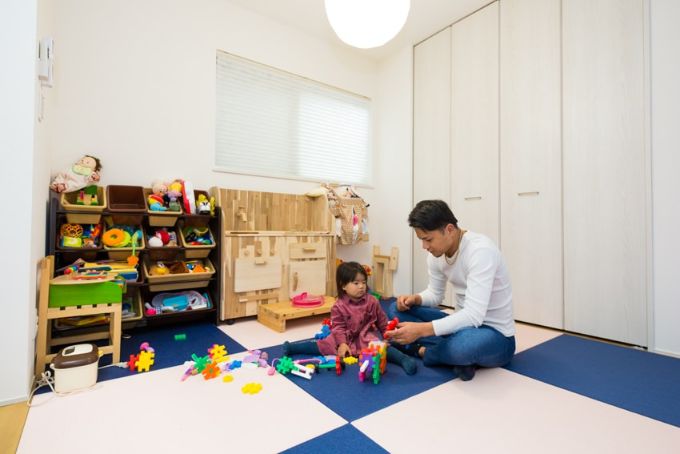 子どもたちのためにつくったネイビーとピンクの琉球畳が目を引く畳コーナー／注文住宅実例
