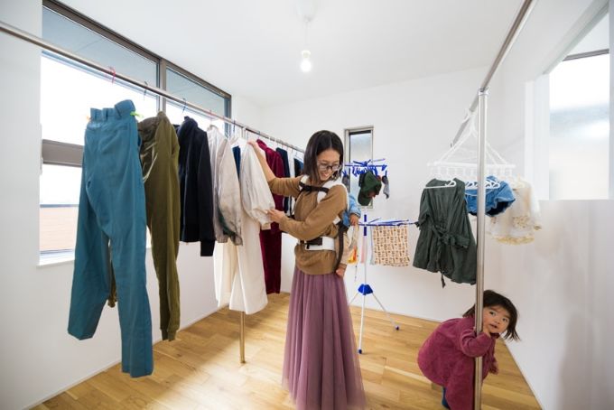 大きな窓で日当たりがよく部屋干しができるサンルーム／注文住宅実例