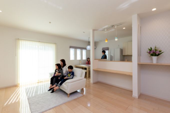 窓を大きくし、白系の床を使うことで明るい空間になったLDK／注文住宅実例