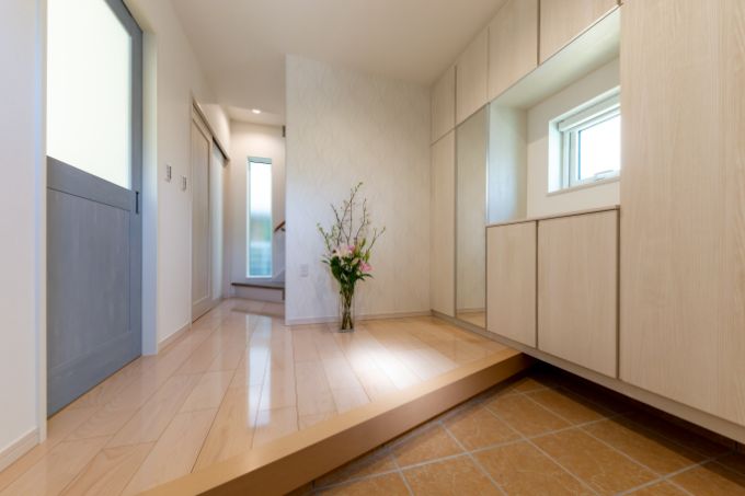 突き当りの窓で抜け感を出している広くて明るい玄関／注文住宅実例