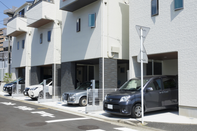 屋根が半分しかないガレージハウスの例