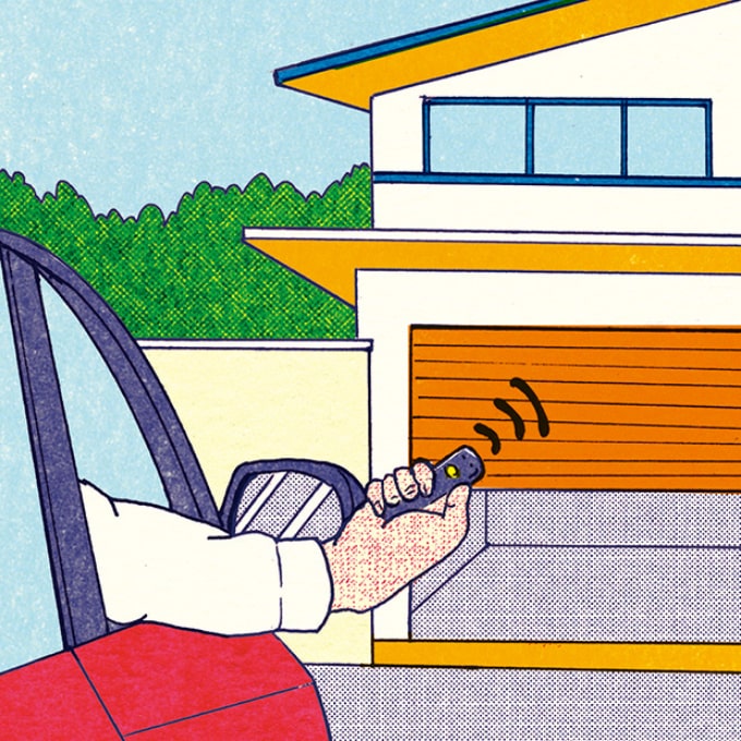 車内からリモコンでシャッターを開閉している様子