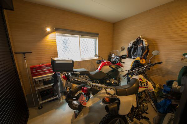 バイクを2台置いても広々としたインナーガレージ