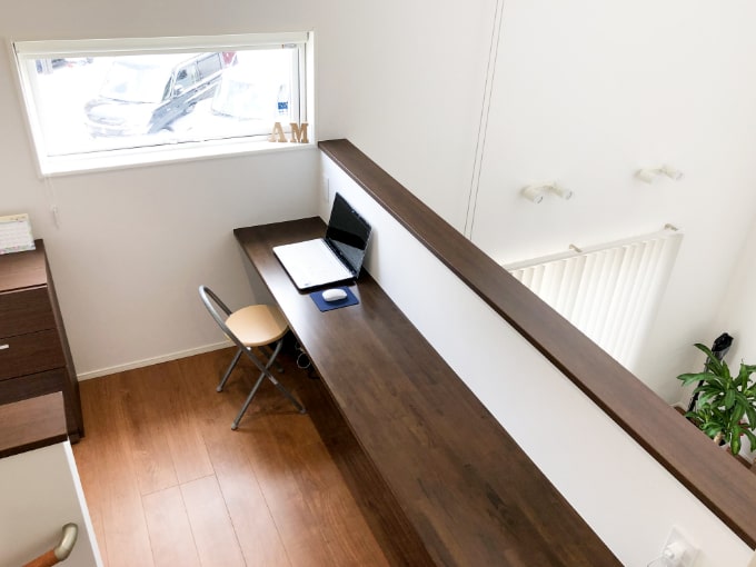 カウンターデスクを設けているスキップフロア／注文住宅実例