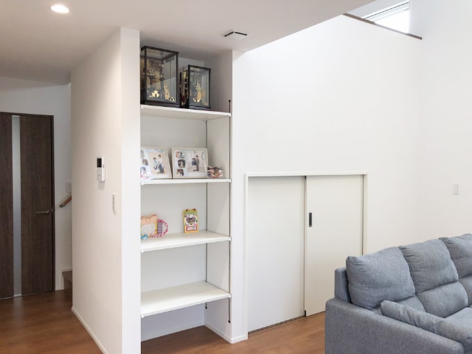 スキップフロアの下に収納スペースや飾り棚を設けた／注文住宅実例