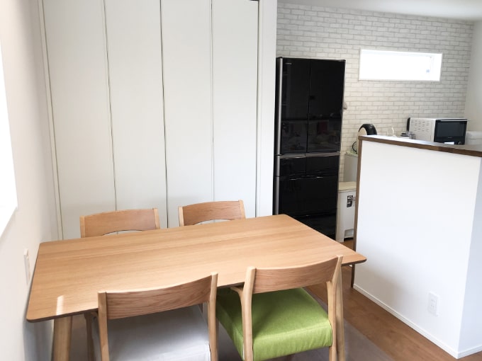 横並びに配置しているダイニングキッチン／注文住宅実例