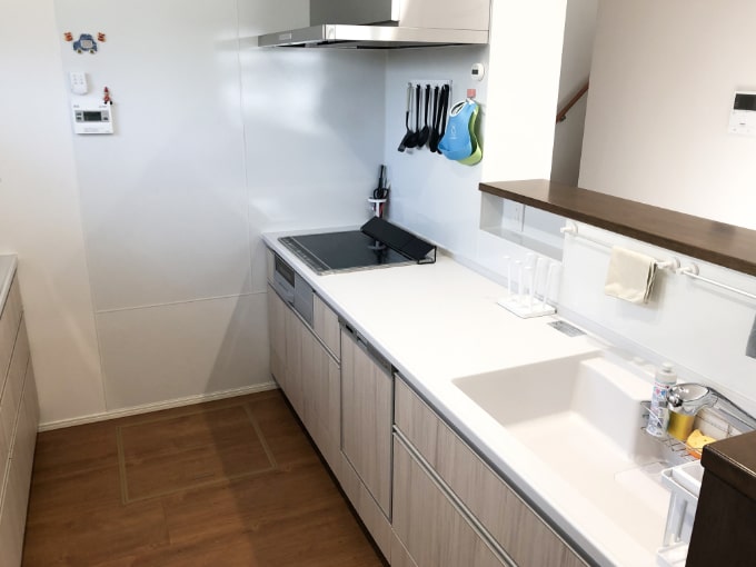 ホーロー製のパネルを採用したキッチン／注文住宅実例