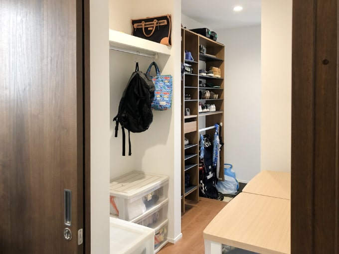 シューズクロークとファミリークロゼットがつながっている／注文住宅実例