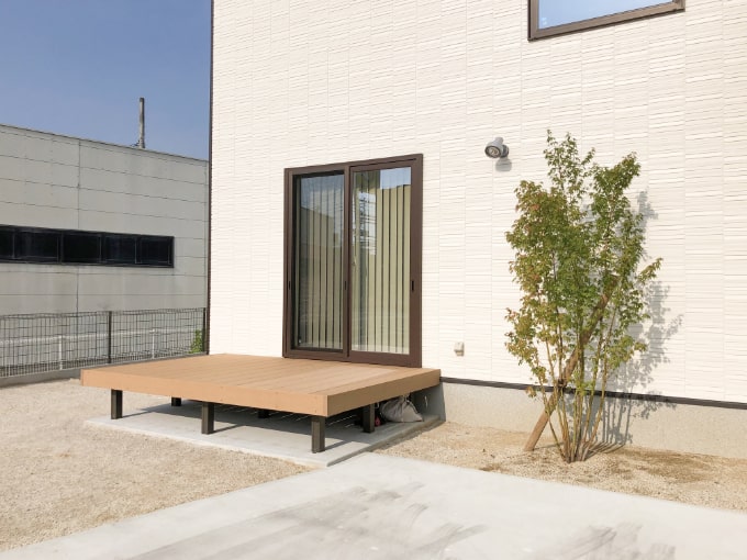 リビングと直結しているウッドデッキ／注文住宅実例