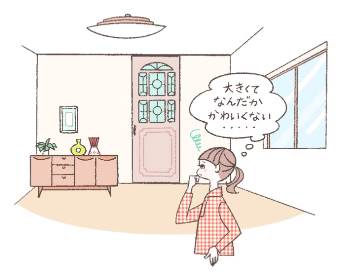 デザインされたハイドアが合わずに悩む女性