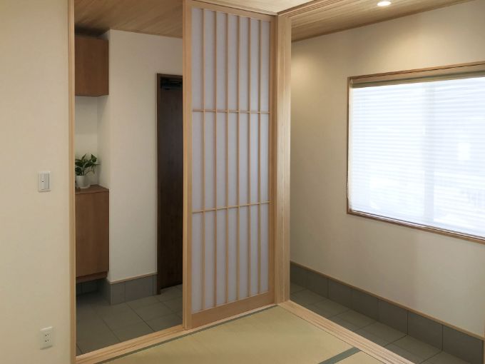 和室の大きな窓から景色を眺められる/注文住宅実例