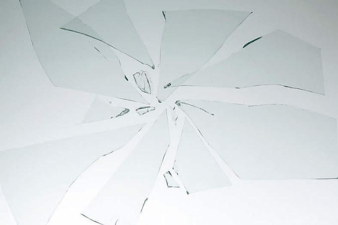 単板ガラスが粉砕されたイメージ