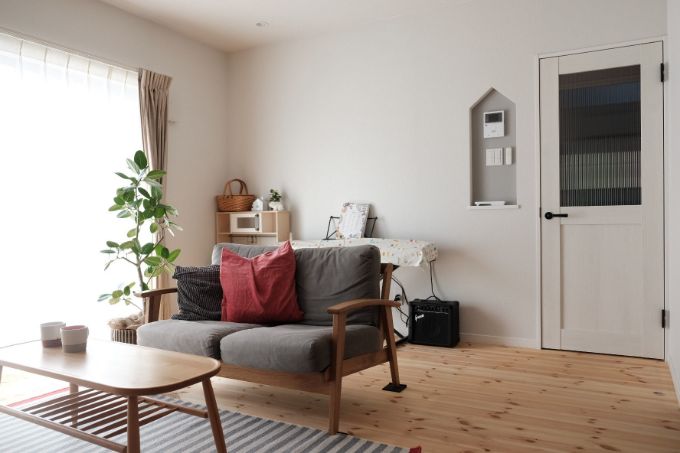 家の形のニッチが印象的なリビング