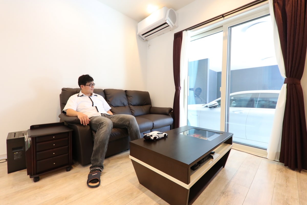 リビングから眺められるガレージ