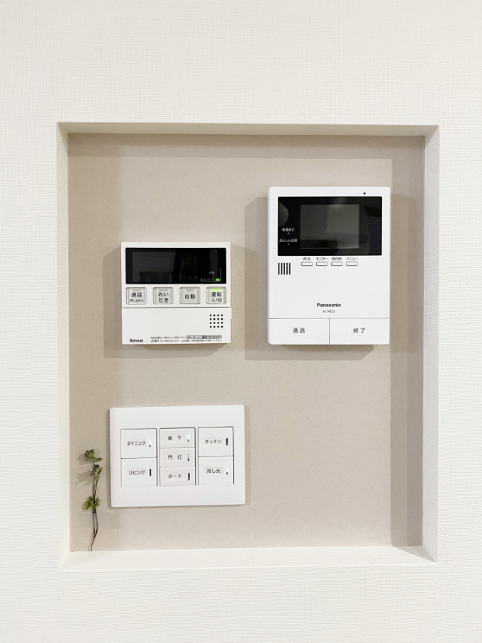 LDKの近くに配置したスイッチやインターホンモニター／注文住宅実例