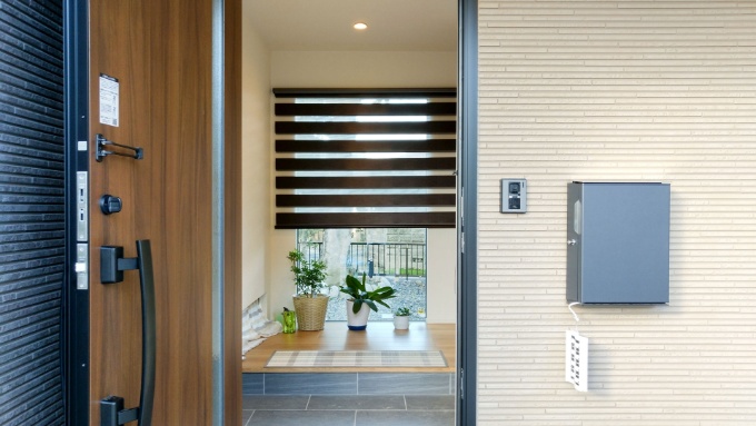 大きな窓の付いた玄関/注文住宅実例
