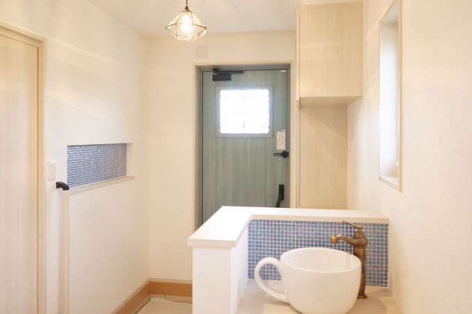 カップ型の手洗いボウルがある洗面室/注文住宅実例