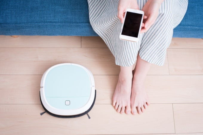 スマホと連携しているロボット掃除機のイメージ
