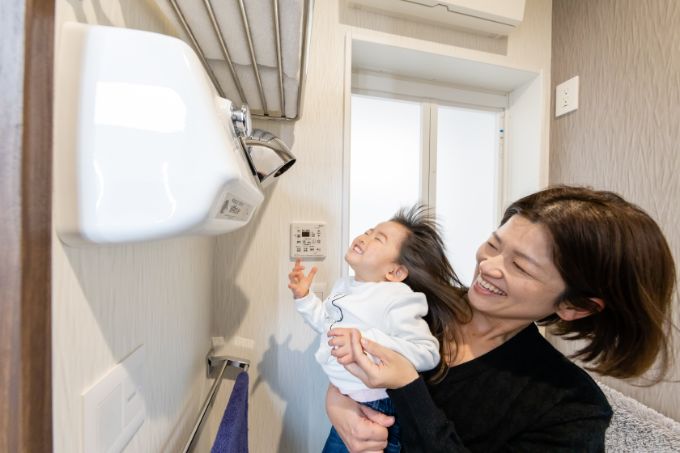 体全体を乾かせる壁付けドライヤーを設置した浴室／注文住宅実例