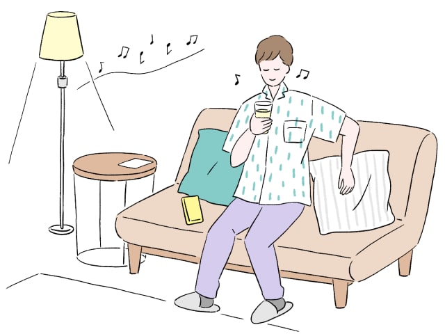 スマートライトのある部屋で音楽を楽しむ男性