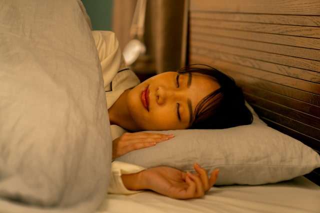寝室で寝ている女性
