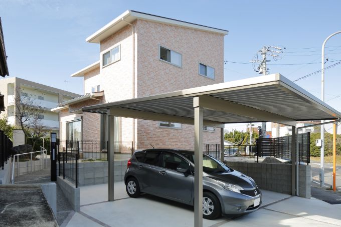 玄関までスロープを付けた住宅の外観