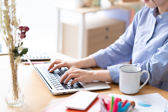 テレワークをしている人の写真