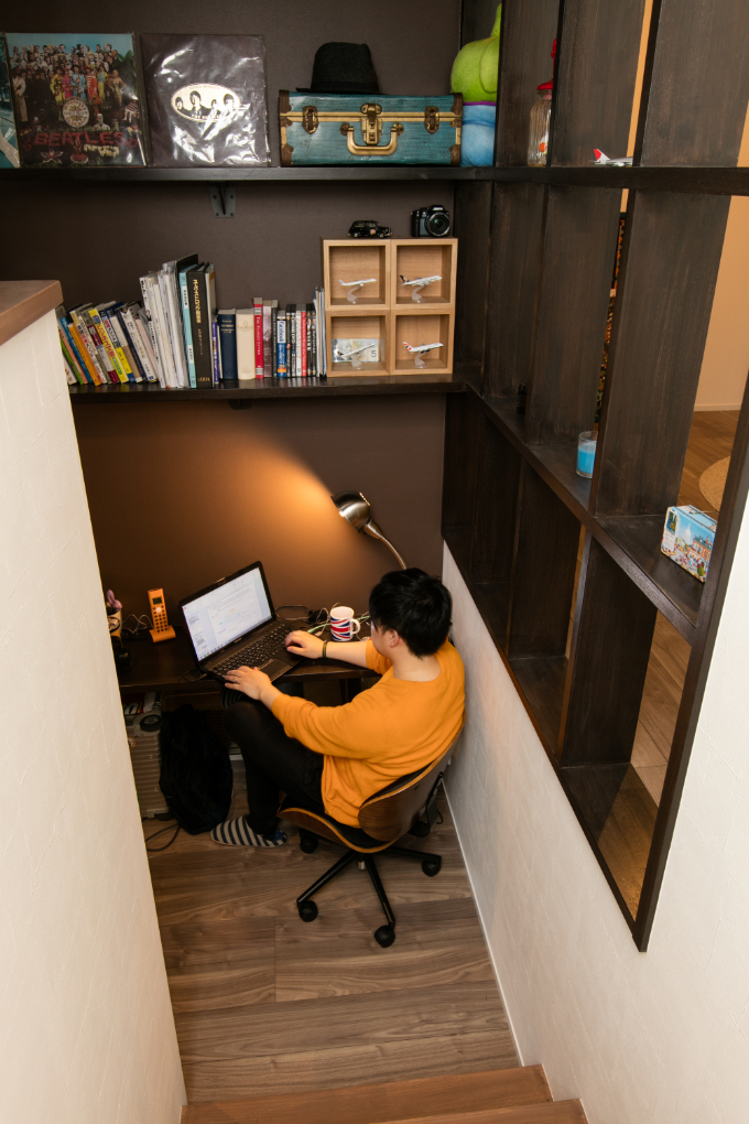 階段の踊り場を有効活用したワークスペースの写真