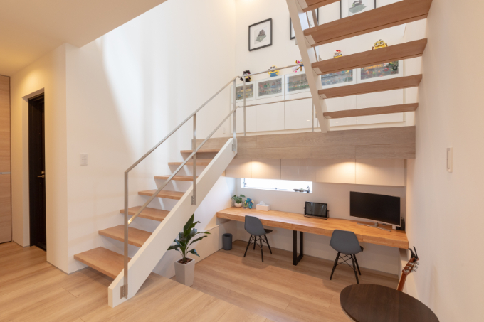 階段下を利用したワークスペースの写真