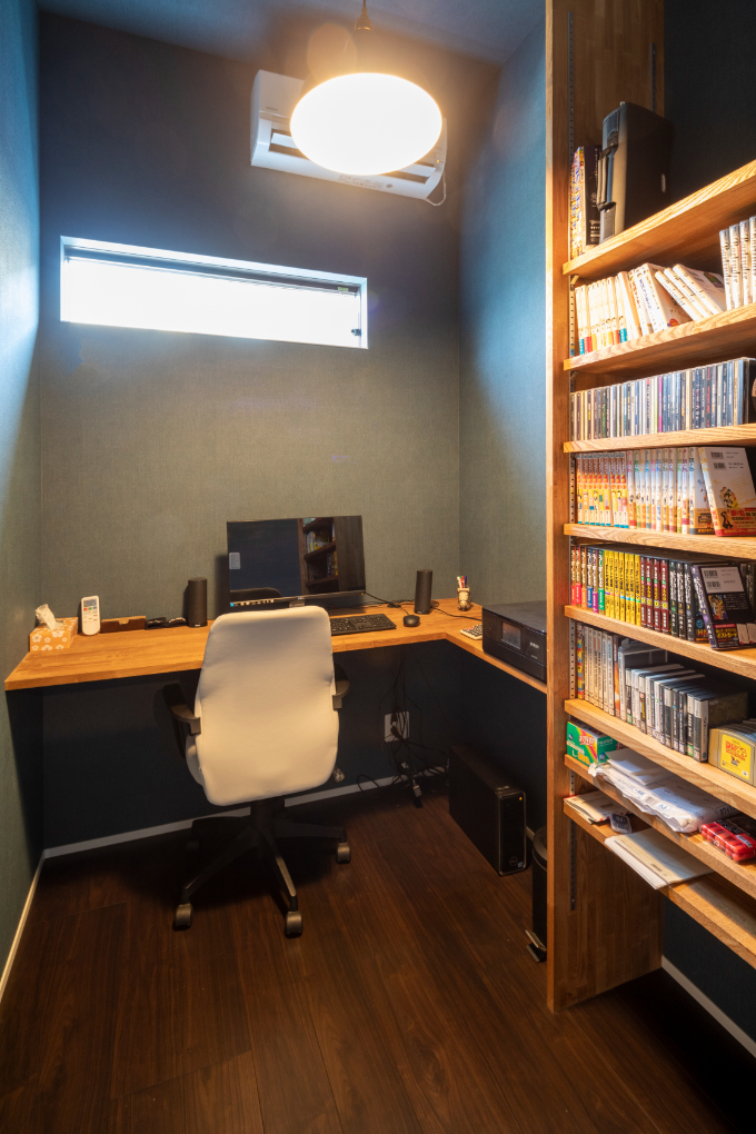 書斎風のワークスペースの写真