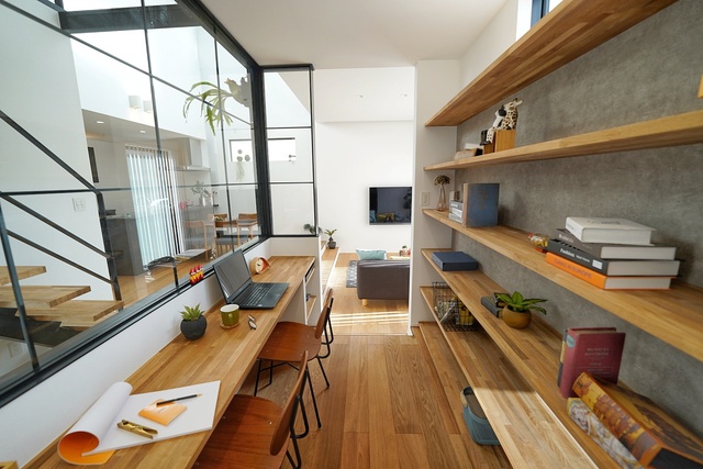 ガラスで仕切ったワークスペースの写真